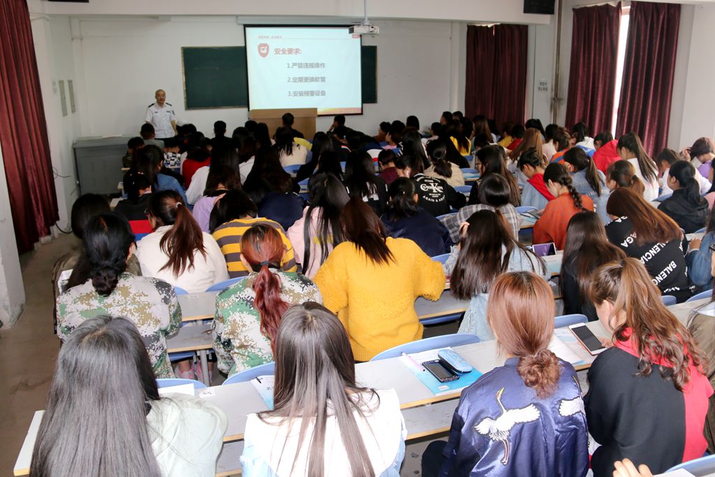 我们举办消防知识讲座及实际灭火演练.jpg