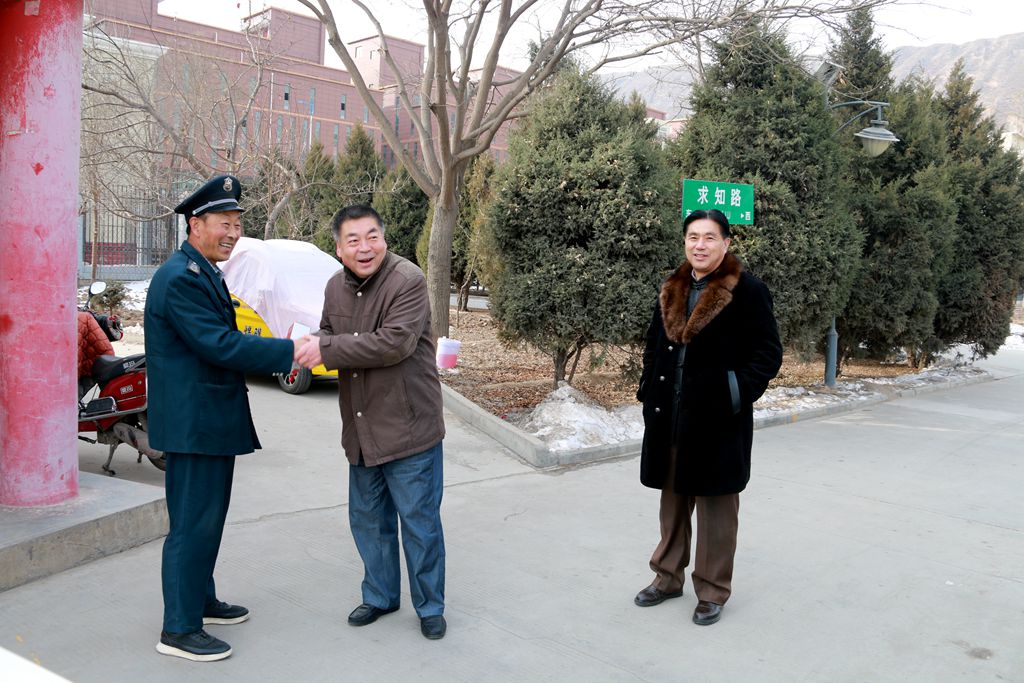 开云官方版网站登录入口领导慰问在岗教职工督查安全工作3.jpg